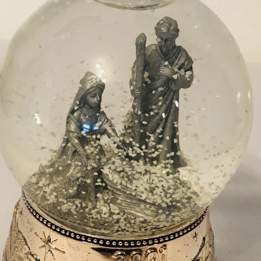 Wallace Silversmith's 2001 Christmas Nativity Scen